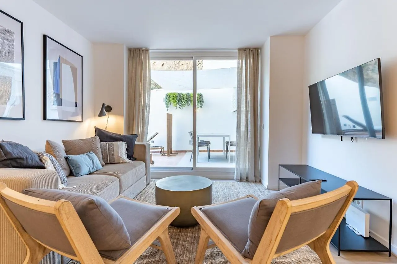 Luxury Beachfront Living On The Beach With Big Terrace 토레몰리노스 아파트